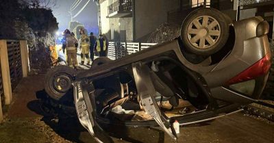 Pies tropiący doprowadził policję do pijanego po dachowaniu