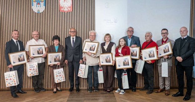 W Ratuszu w Częstochowie, podczas obchodów Światowego Dnia Turystyki w 2026 roku, wręczono nagrody „Ambasador Turystyki”. Uhonorowano osoby i podmioty zasłużone dla turystyki oraz promocji Częstochowy i ziemi częstochowskiej.