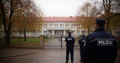 W szkołach obecne są patrole kilku służb